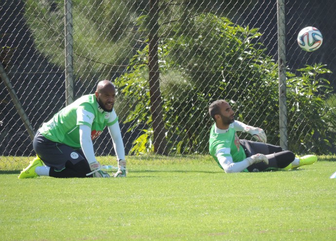 Copa 2014 <br> Goleiro da Argélia, Rais M'Bolhi aposta na coletividade para sair com a vitória na estreia